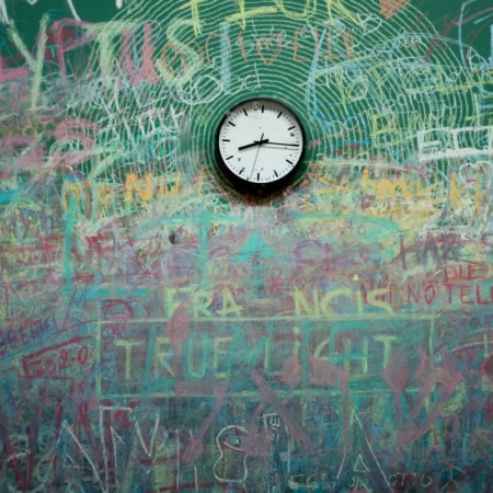 Backdrop: Bunte Wand mit Uhr