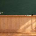 Fotohintergrund: Klassenzimmer mit Tafel – Ausschnitt 150 x 150 cm
