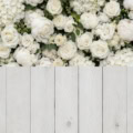 Fotohintergrund 2in1: Weiße Blumenwand mit weißen Dielen – Ausschnitt 150 x 300 cm