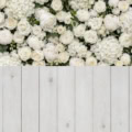Fotohintergrund 2in1: Weiße Blumenwand mit weißen Dielen – Ausschnitt 200 x 400 cm