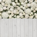 Fotohintergrund 2in1: Weiße Blumenwand mit weißen Dielen – Ausschnitt 250 x 500 cm