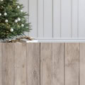 Fotohintergrund 2in1: Weihnachtsbaum vor heller Wand mit Holzboden – Ausschnitt 150 x 300 cm