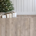 Fotohintergrund 2in1: Weihnachtsbaum vor heller Wand mit Holzboden – Ausschnitt 200 x 400 cm