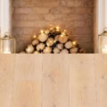 Fotohintergrund 2in1: Weißer Landhaus-Kamin mit Holzboden – Ausschnitt 150 x 300 cm