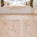 Fotohintergrund 2in1: Wintertraum am Fenster mit Holzboden – Ausschnitt 250 x 500 cm