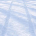 Floor: Schneeboden mit Spuren und Baumschatten – Ausschnitt 200 x 200 cm