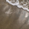 Fotohintergrund: Nasser Sand am Wellensaum – Ausschnitt 150 x 150 cm