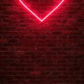 Fotohintergrund: Neonherz an Backsteinwand – Ausschnitt 150 x 150 cm
